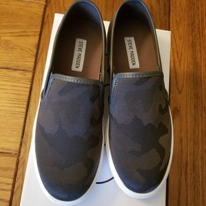 NIB Steve Madden Mens Camo Slip on Sneaker